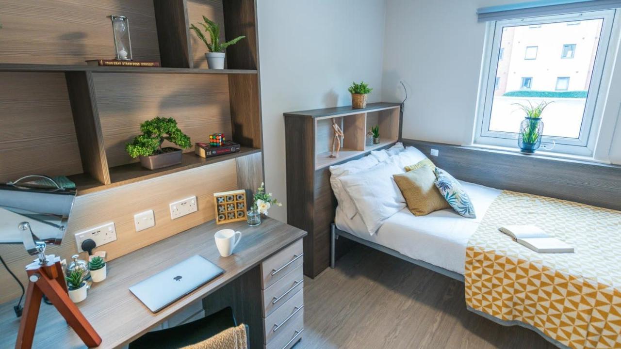 Oxford Court Apartment